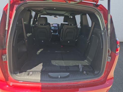 Used 2025 Chrysler Pacifica Limited FWD image 16