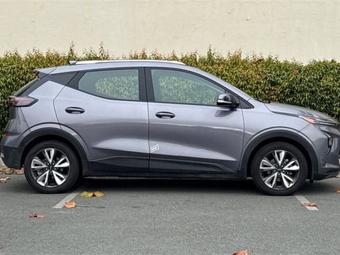 Used 2022 Chevrolet Bolt EUV LT w/ Convenience Package image 3