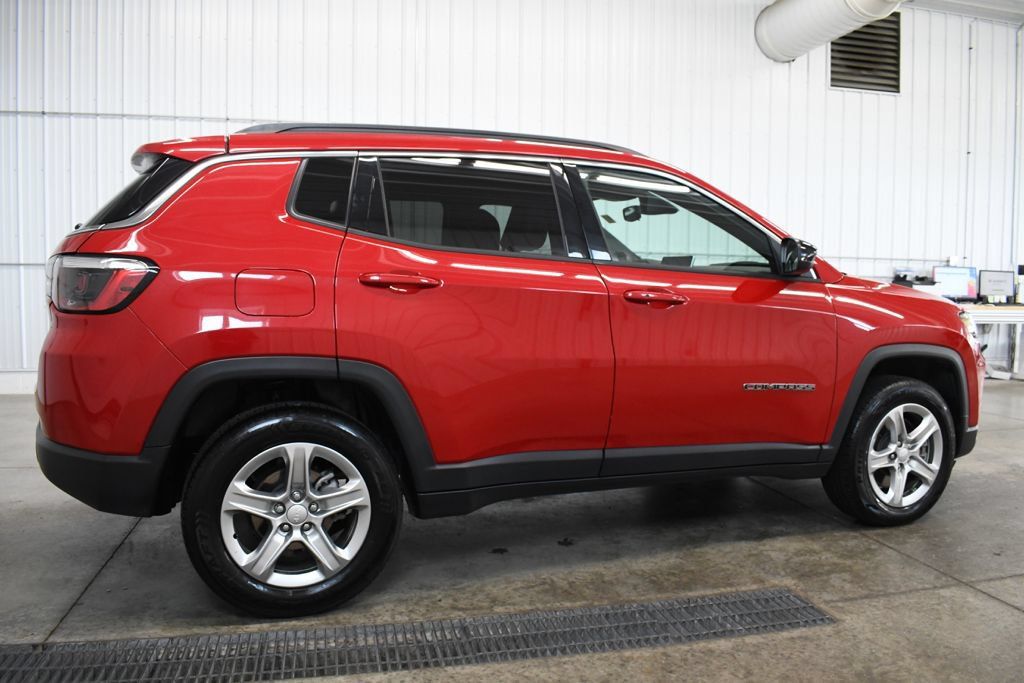Used 2024 Jeep Compass Latitude AWD/4WD image 9