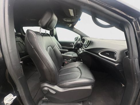 Used 2025 Chrysler Pacifica Select FWD image 19