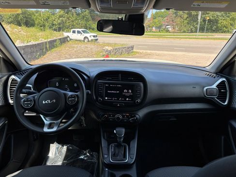 Used 2025 Kia Soul LX w/ LX Technology Package FWD image 28