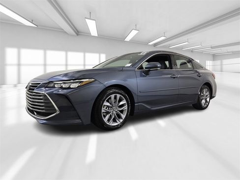 Used 2019 Toyota Avalon XLE image 2