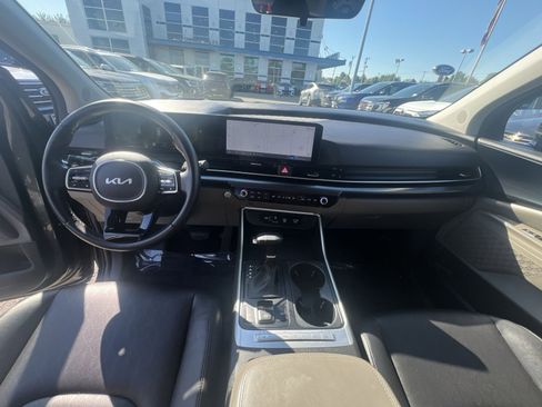 Used 2025 Kia Carnival FWD image 31