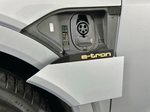 Used 2019 Audi e-tron Premium Plus image 12
