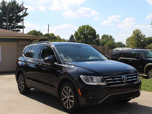 Used 2019 Volkswagen Tiguan SE w/ Panoramic Sunroof Package image 2
