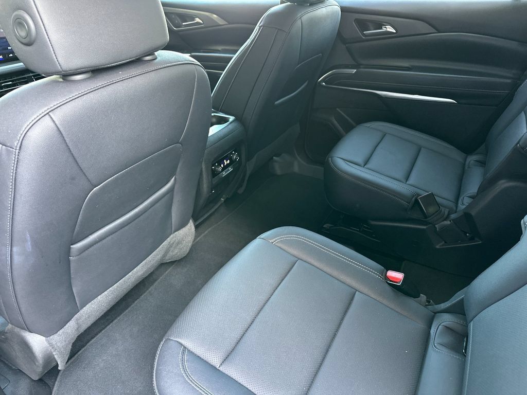 Used 2025 Chevrolet Traverse LT FWD image 14