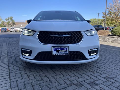 Used 2024 Chrysler Pacifica Touring-L image 9