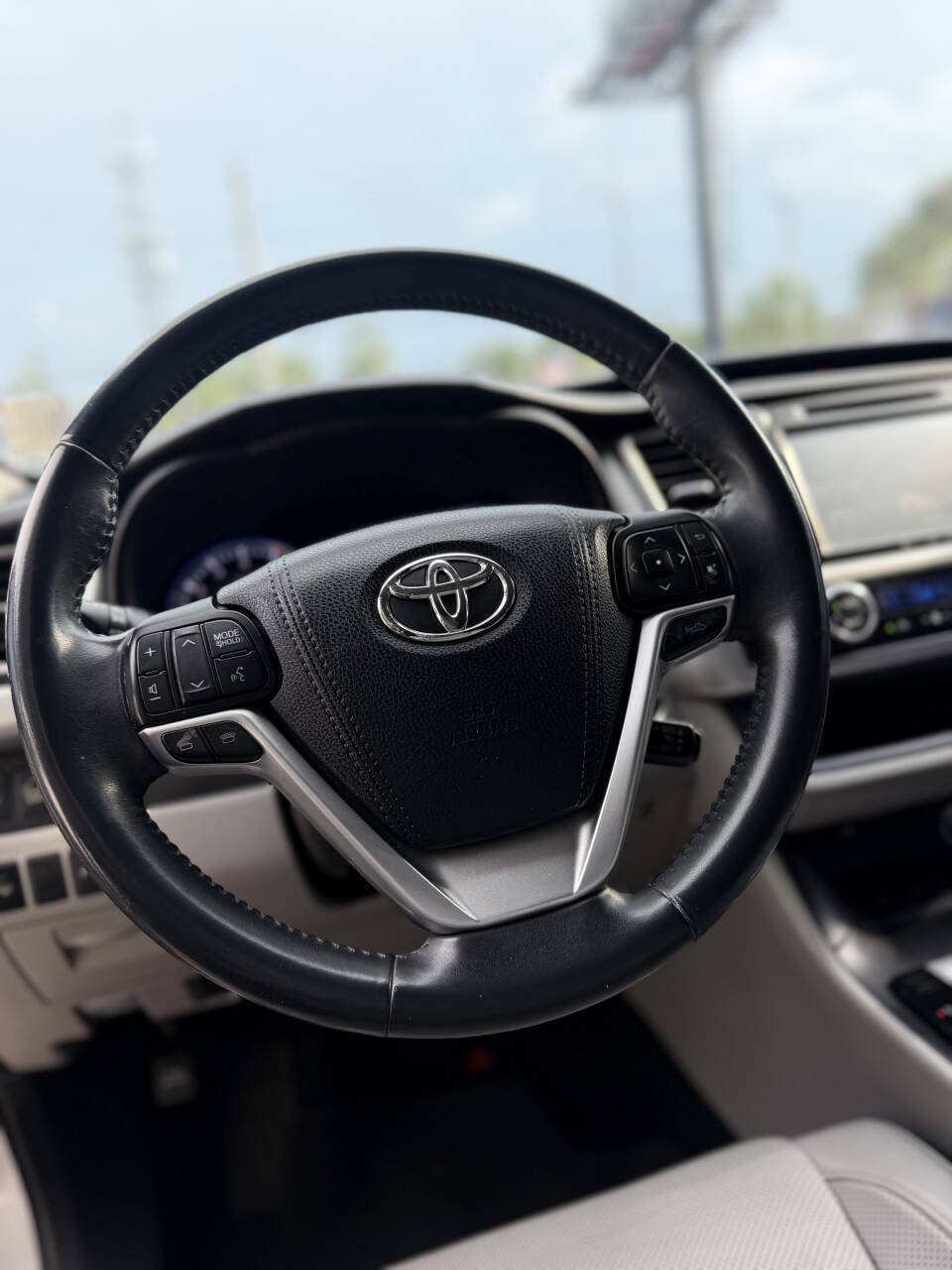 Used 2016 Toyota Highlander Limited w/ Driver Technology Package FWD image 16