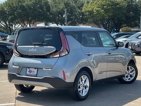 Used 2025 Kia Soul LX w/ LX Technology Package FWD image 4