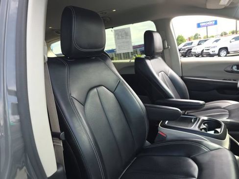 Used 2023 Chrysler Pacifica Touring-L FWD image 41