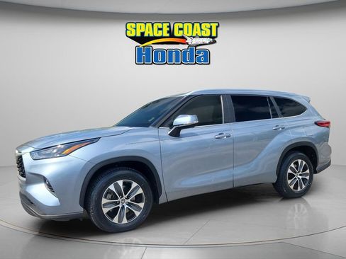 Used 2023 Toyota Highlander XLE image 9