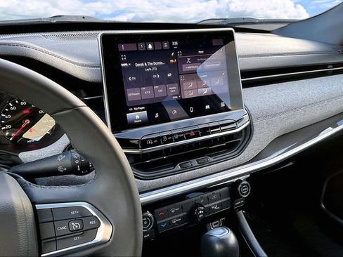 Used 2024 Jeep Compass Latitude image 9