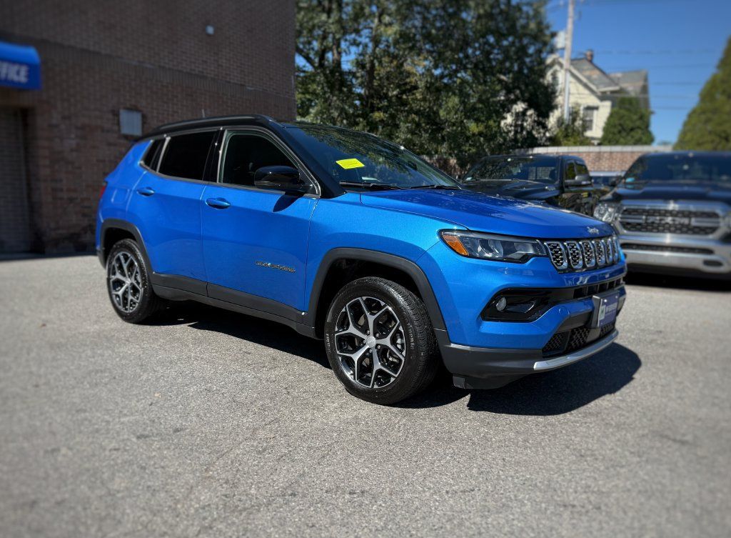 Used 2024 Jeep Compass Limited AWD/4WD image 3