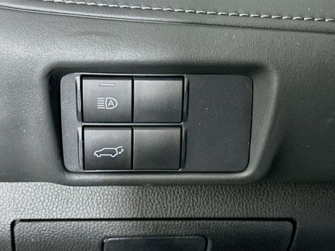 Used 2021 Toyota Highlander XLE AWD/4WD image 17