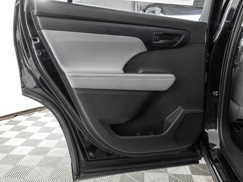 Used 2022 Toyota Highlander LE AWD/4WD image 42