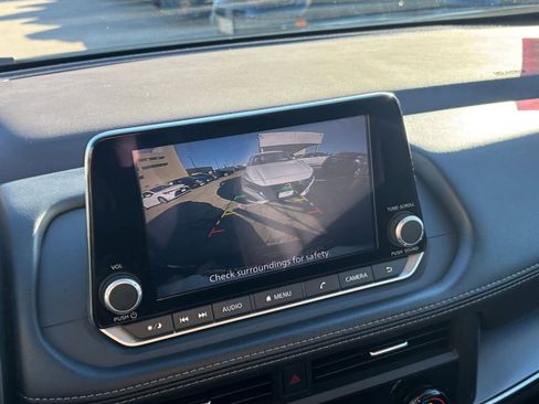 Used 2023 Nissan Rogue SV image 17