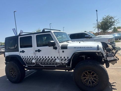 Used 2015 Jeep Wrangler Unlimited Rubicon w/ Connectivity Group AWD/4WD image 12