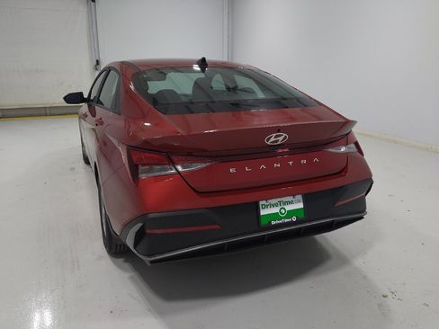 Used 2025 Hyundai Elantra SE FWD image 6