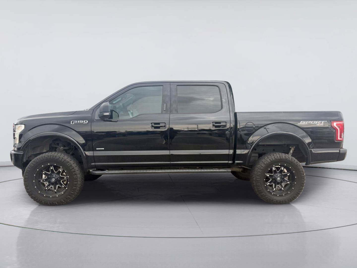 Used 2017 Ford F150 XLT w/ Equipment Group 302A Luxury AWD/4WD image 4