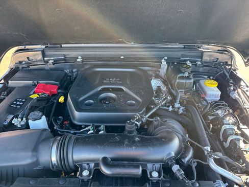 Used 2025 Jeep Wrangler Sport S image 31