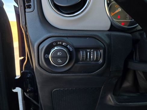 Used 2021 Jeep Gladiator Overland image 12