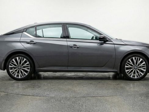 Used 2025 Nissan Altima 2.5 SV FWD image 11