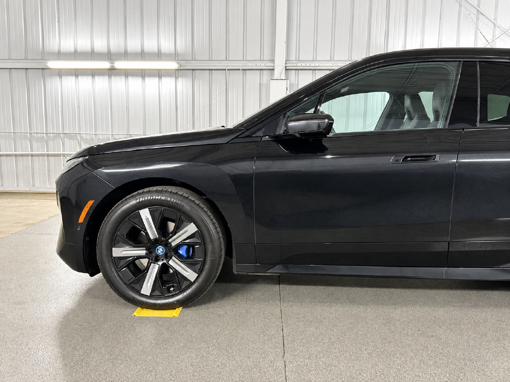 Used 2023 BMW iX xDrive50 w/ Sport Package AWD/4WD image 14