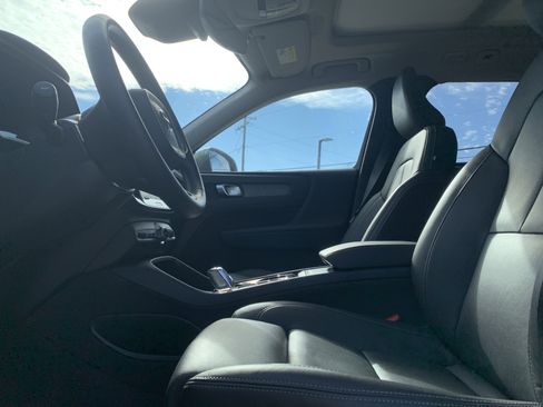 Used 2025 Volvo XC40 B5 Plus image 16