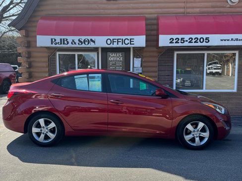 Used 2014 Hyundai Elantra SE w/ Option Group 02 FWD image 2