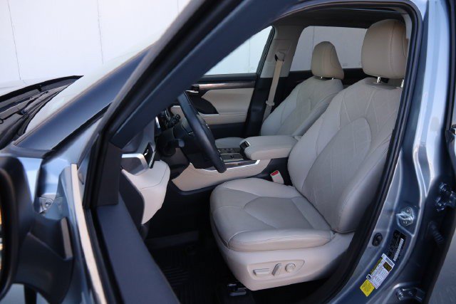 Used 2024 Toyota Highlander Platinum FWD image 10