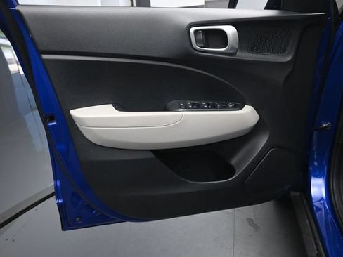 Used 2023 Hyundai Venue SEL FWD image 20