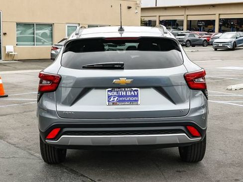 Used 2025 Chevrolet Trax LT FWD image 5