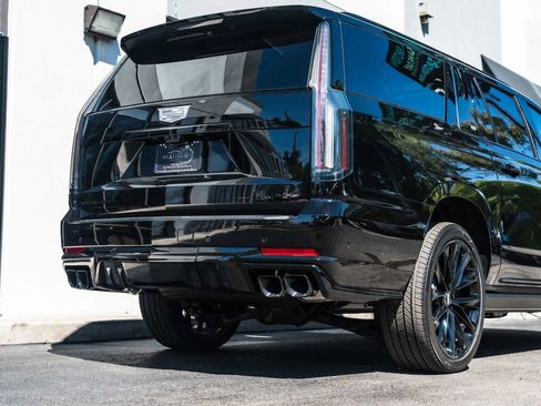 Used 2026 Cadillac Escalade ESV V w/ LPO, ONYX Package AWD/4WD image 10