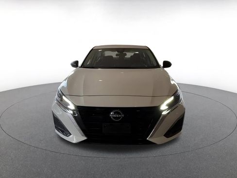 Used 2025 Nissan Altima 2.5 SV FWD image 9