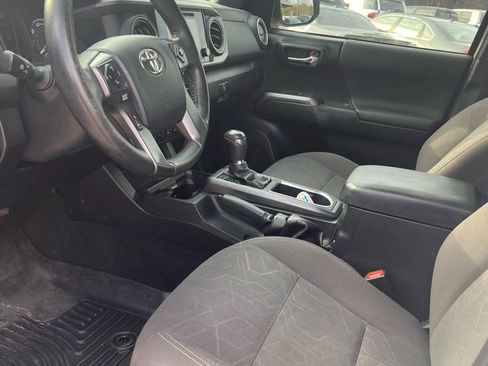 Used 2016 Toyota Tacoma TRD Off-Road image 4