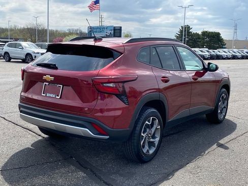 Certified 2025 Chevrolet Trax LT FWD image 3