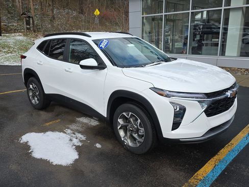 New 2025 Chevrolet Trax LT w/ Driver Confidence Package image 2