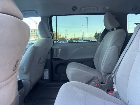 Used 2020 Toyota Sienna LE w/ LE Preferred Package image 18
