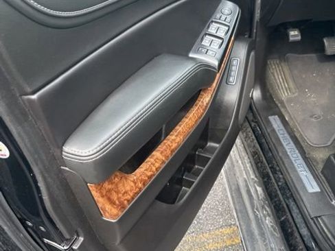 Used 2018 Chevrolet Suburban Premier image 8