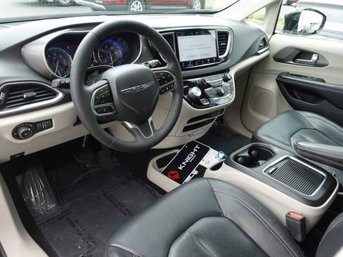 Used 2022 Chrysler Pacifica Touring-L image 12