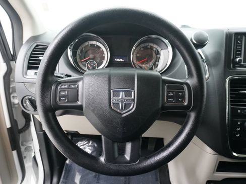 Used 2018 Dodge Grand Caravan SE w/ UConnect Hands-Free Group image 16