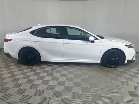 Used 2025 Toyota Camry SE image 4