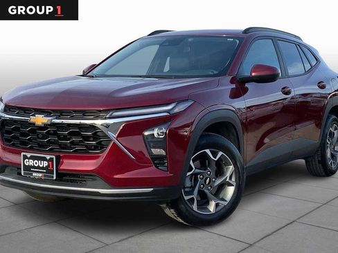 Used 2025 Chevrolet Trax LT image 1