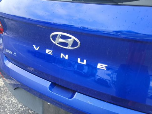 Used 2022 Hyundai Venue Limited FWD image 10