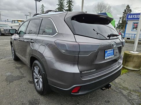 Used 2019 Toyota Highlander XLE image 2