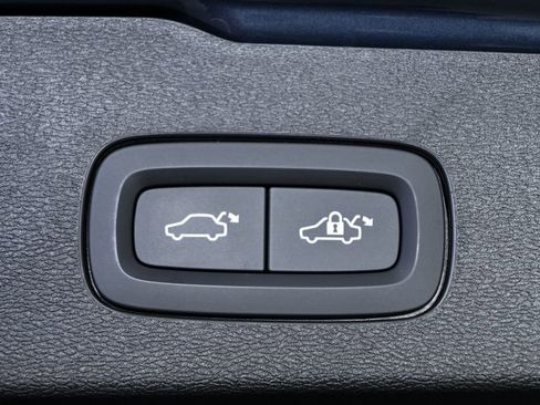 Certified 2025 Volvo V60 B5 Cross Country Ultra image 33