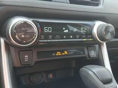 Used 2025 Toyota RAV4 XLE AWD/4WD image 15