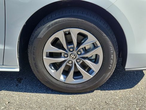 Used 2024 Toyota Sienna LE image 9