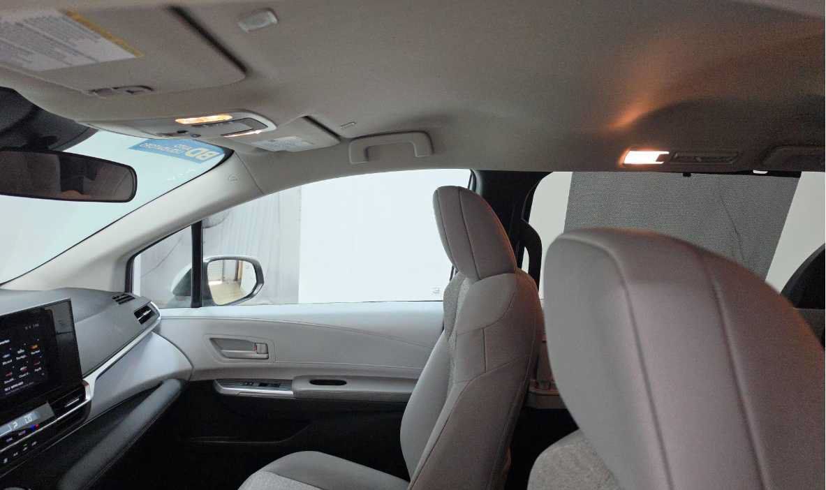 Used 2025 Toyota Sienna LE FWD image 16