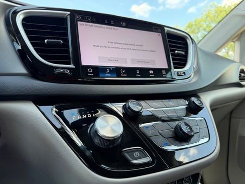 Used 2022 Chrysler Pacifica Touring-L FWD image 24